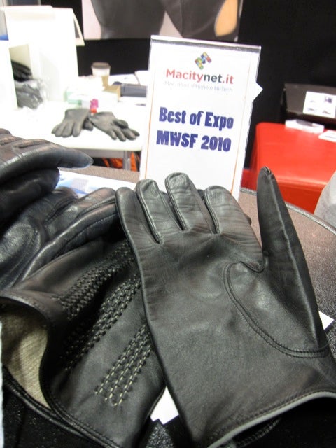 iTouch Gloves keeps your fingers warm for your iPhone usage