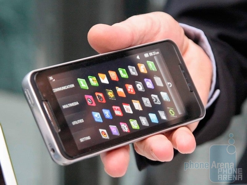 LG GW900 is the first smartphone using Inte&#039;s Moorestown chipset - LG&#039;s monstrous GW990 will transition to MeeGo