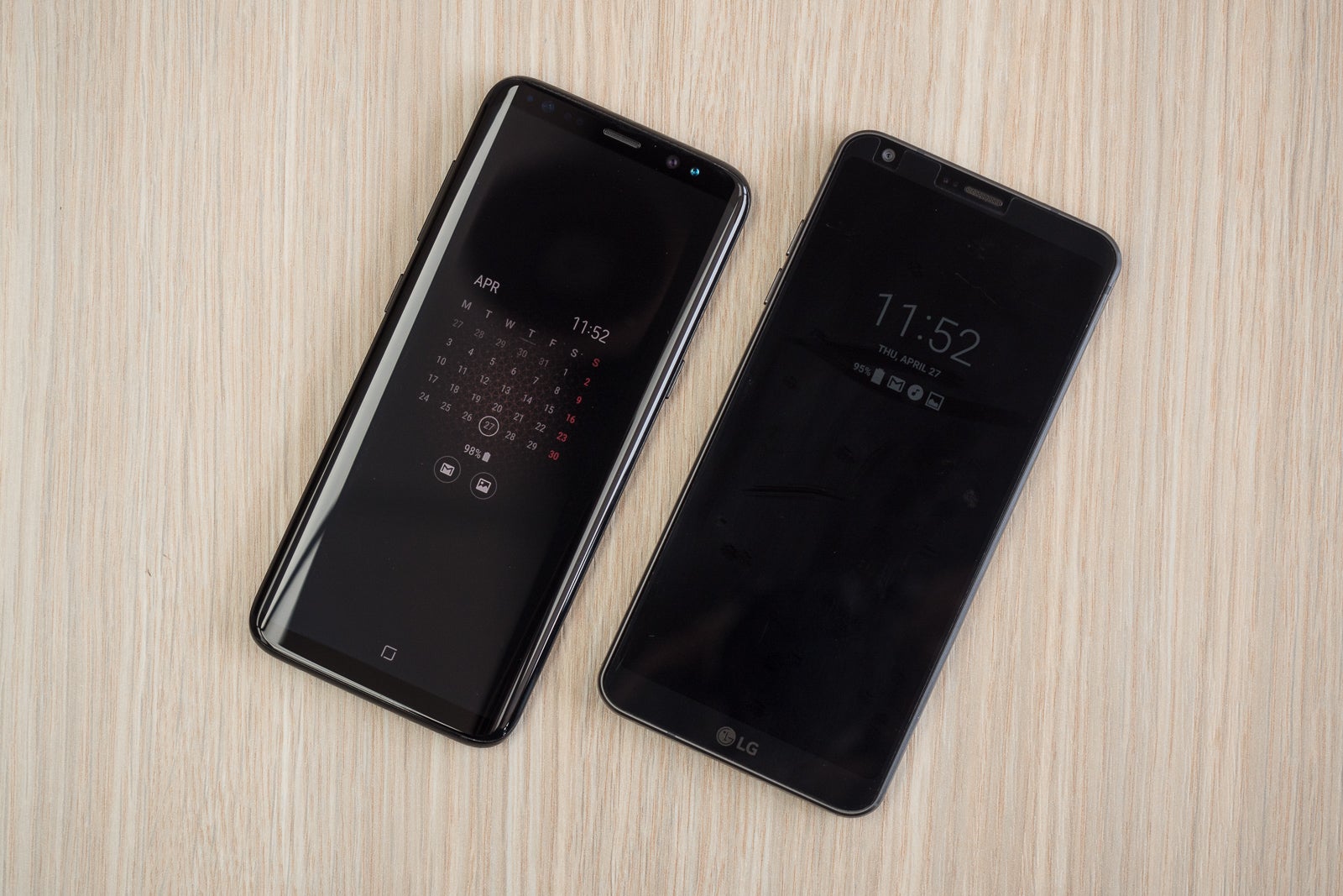 Brigness Boost Off - Always On display on the Samsung Galaxy S8 vs LG G6
