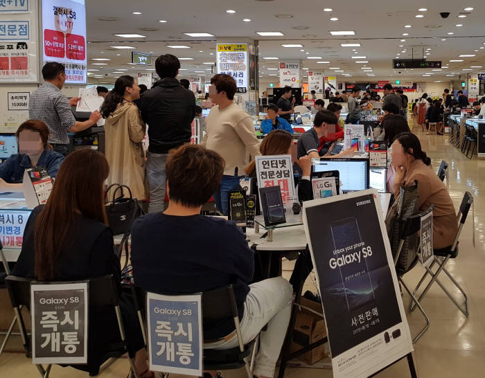 A large number of consumers are getting consulted on mobile phones at the 9th floor of Shindorim Techno Mart in the first days after the launch of the Galaxy S8. &amp;ndash; Image courtesy of ET News - Samsung Galaxy S8 price drops to $177 in South Korea because of illegal discounts
