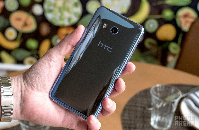 HTC U 11 hands-on: putting the squeeze on its competition
