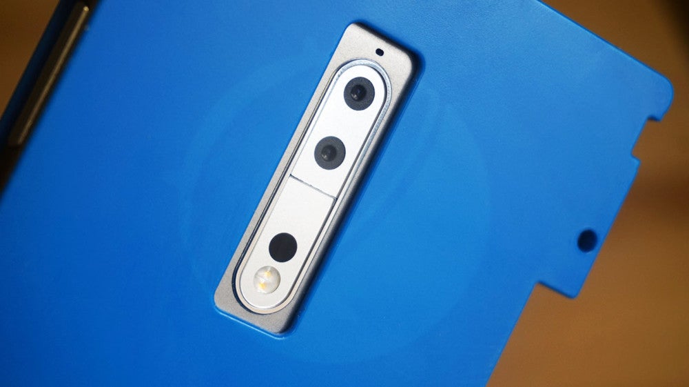 Encased Nokia 9 prototype unit gets the hands-on treatment