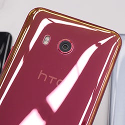 HTC U11 hands-on: all the color options, noise-cancelling earbuds, and more