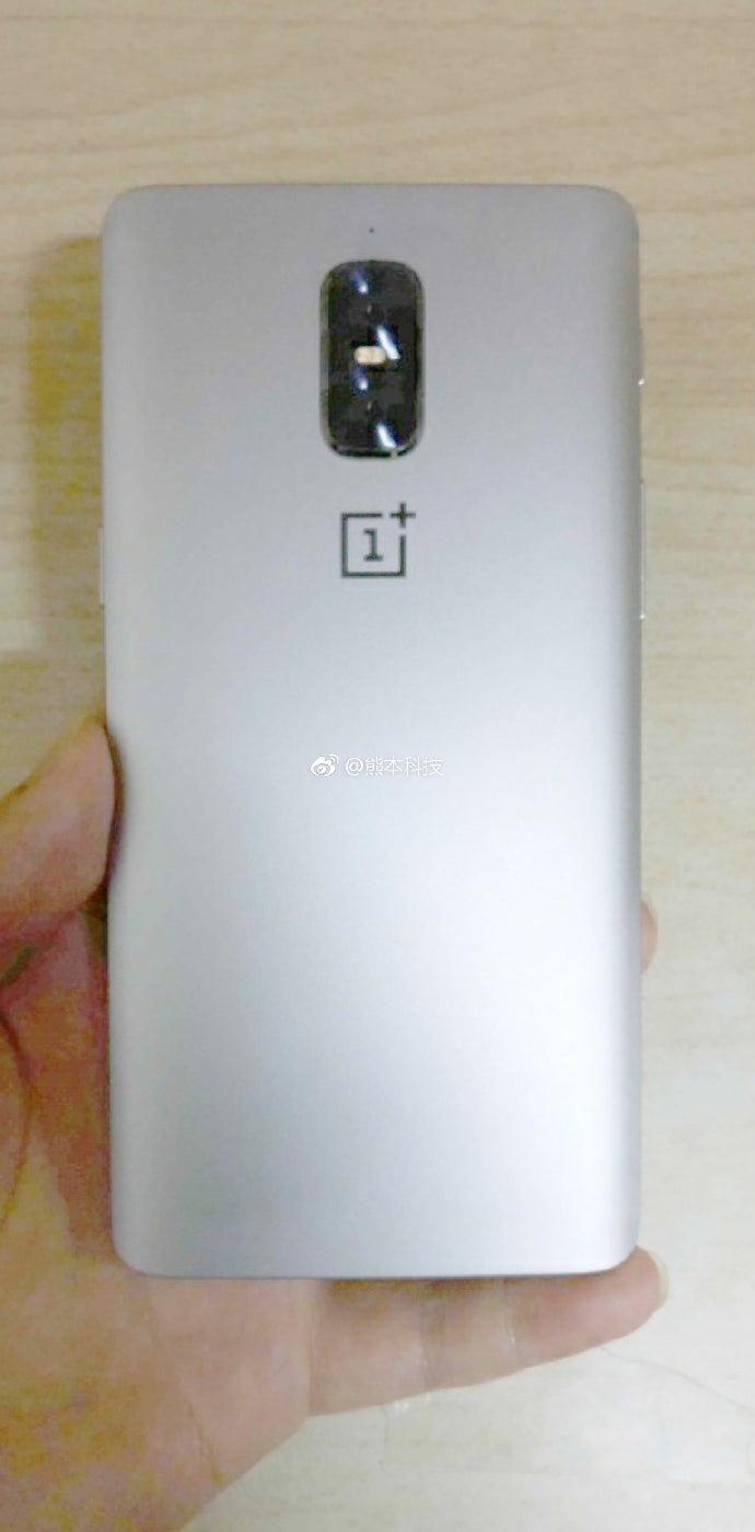 New OnePlus 5 image shows vertical dual-camera setup with no antenna lines
