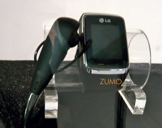 LG&#039;s slightly redesigned watch phone shows off its curves in Brazil
