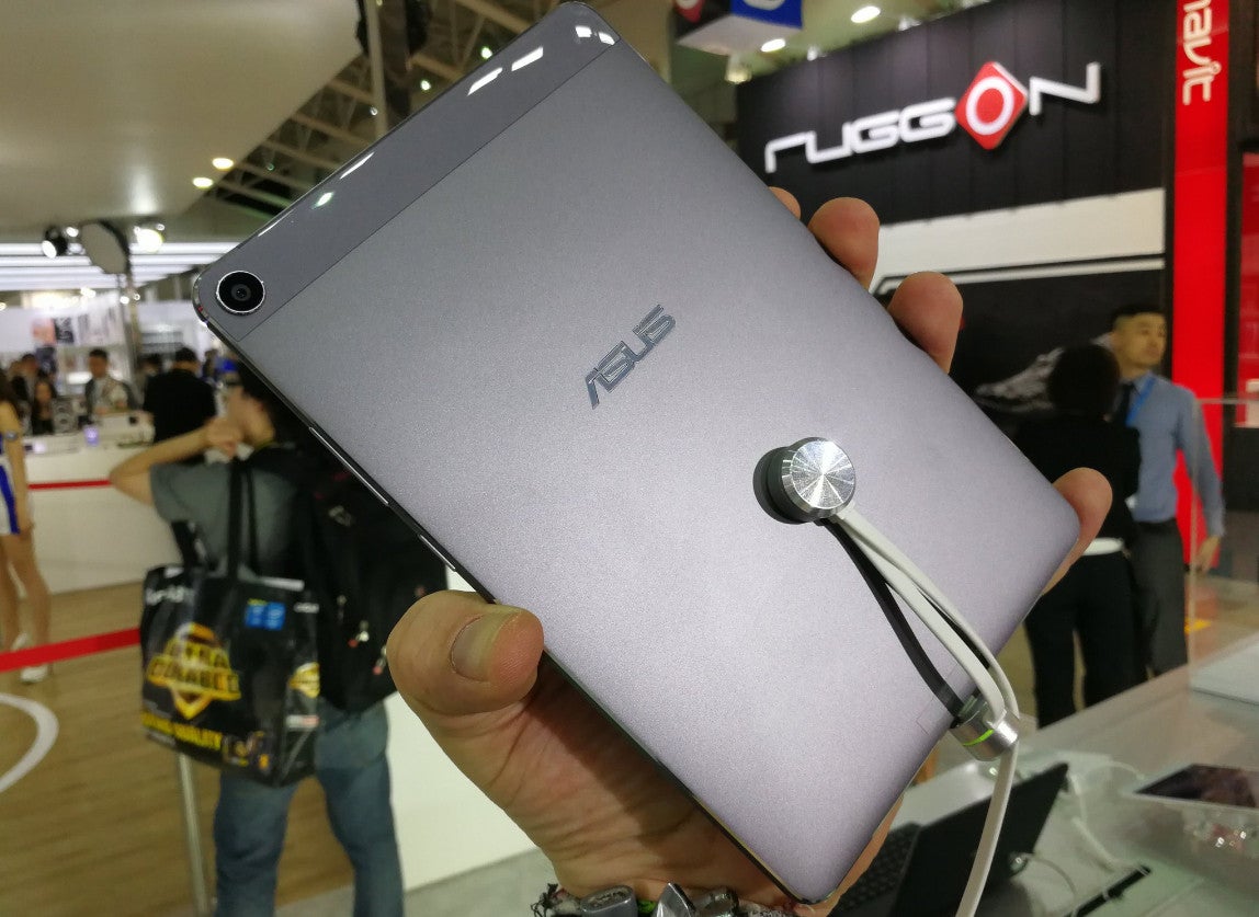 Asus introduces the ZenPad 3S 8.0 tablet, a smaller but slightly better version of the ZenPad 3S 10