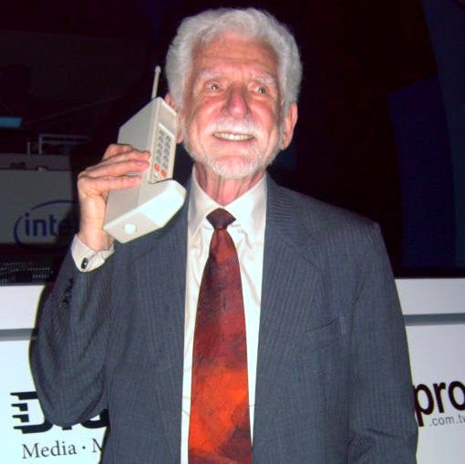 Mr Cooper rocking the first cell phone - Meet the first cell phone that needs no battery to make calls