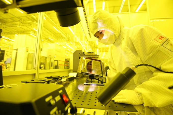 Samsung Electronics semiconductor fabrication line - Move over, Intel: Samsung poised to become the world&#039;s largest chip maker