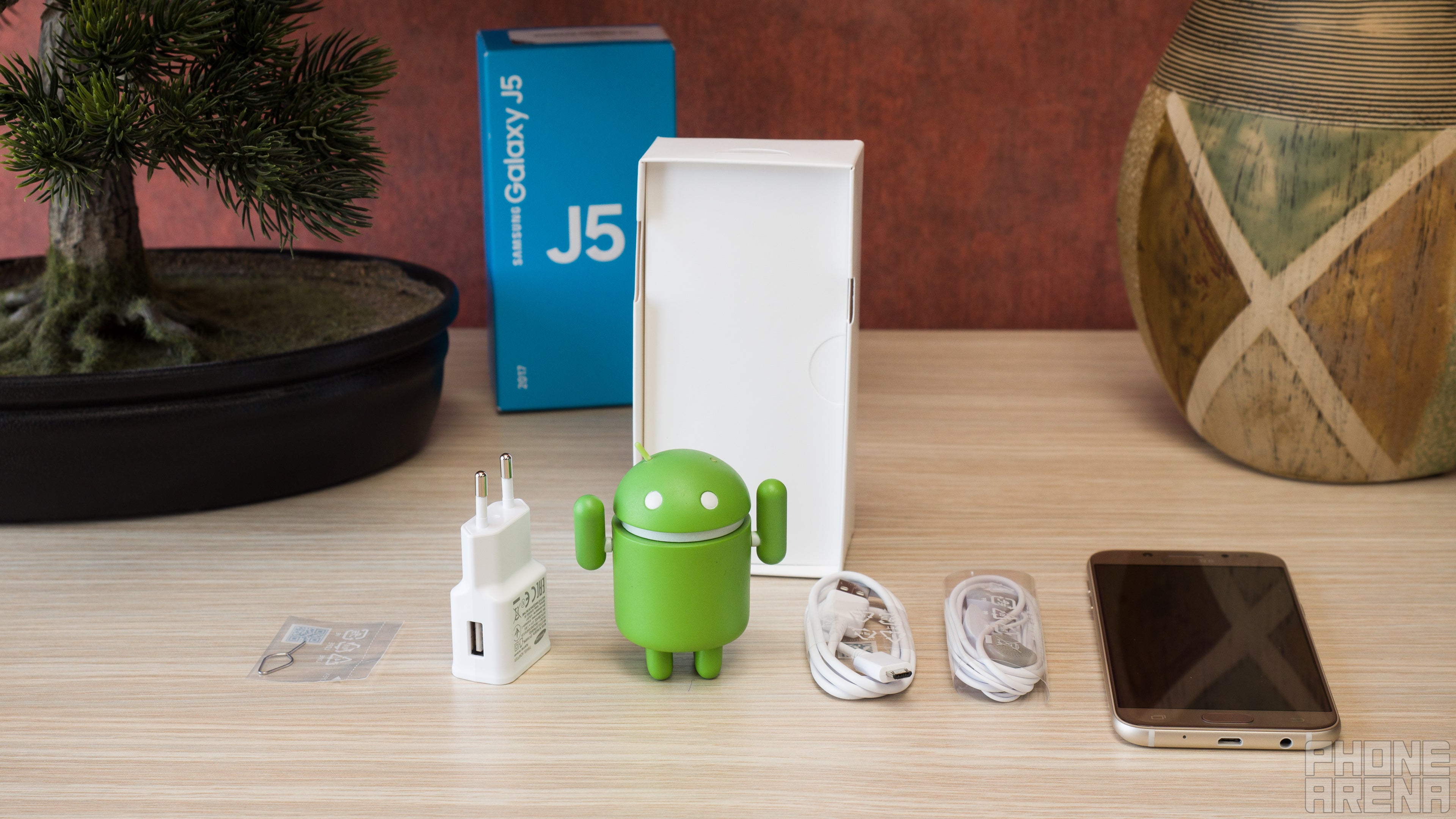 Samsung Galaxy J5 (2017) unboxing and first look