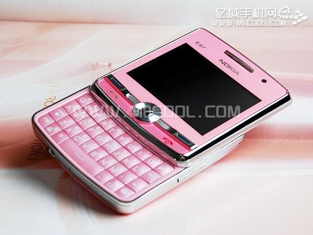 NOKLAE97-1 is an unannounced Nokia knock-off texting phone from China