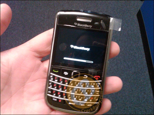 BlackBerry Bold 9650 in the flesh gets handled