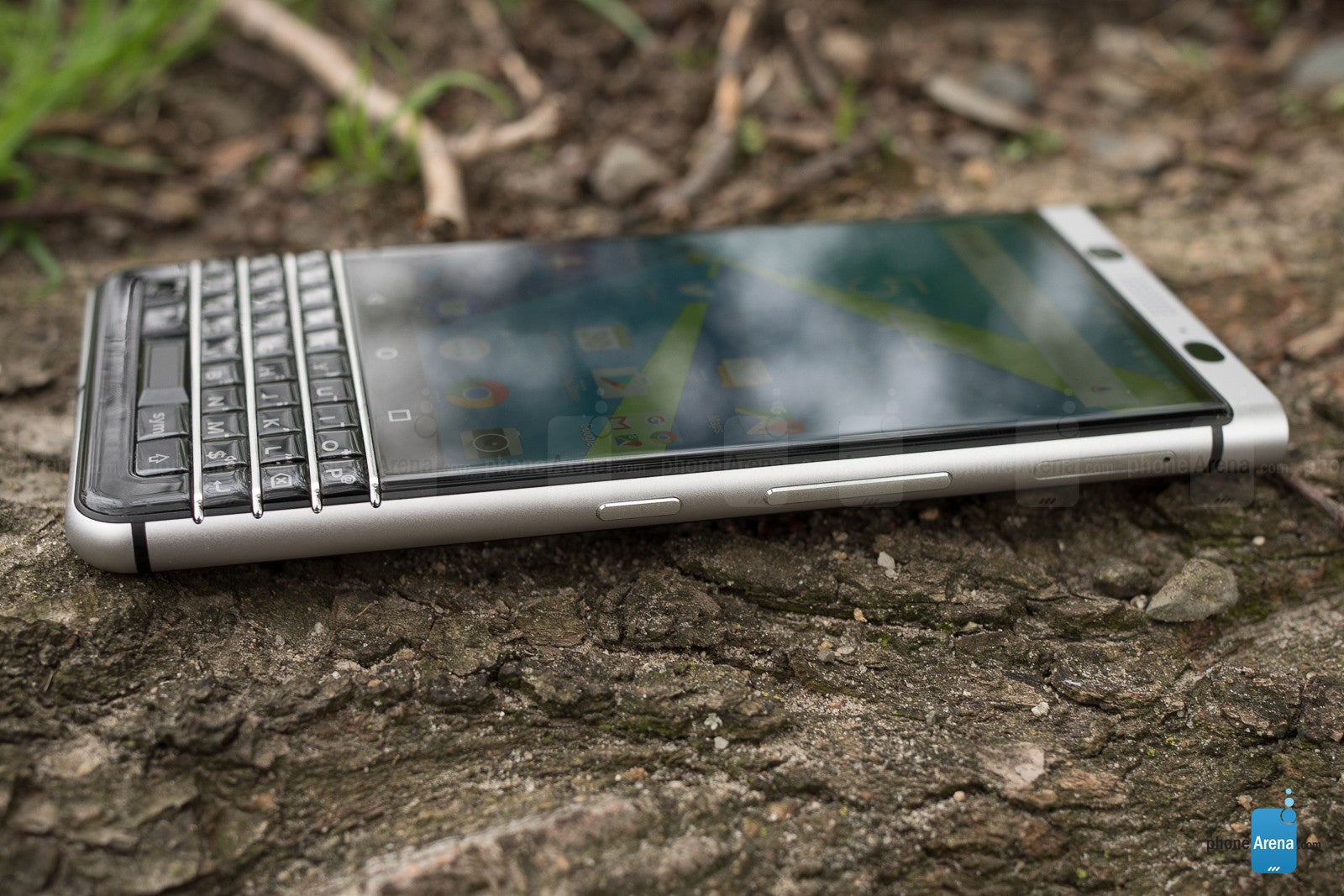 BlackBerry KEYone screen gets torture-tested again: does it still fall off?