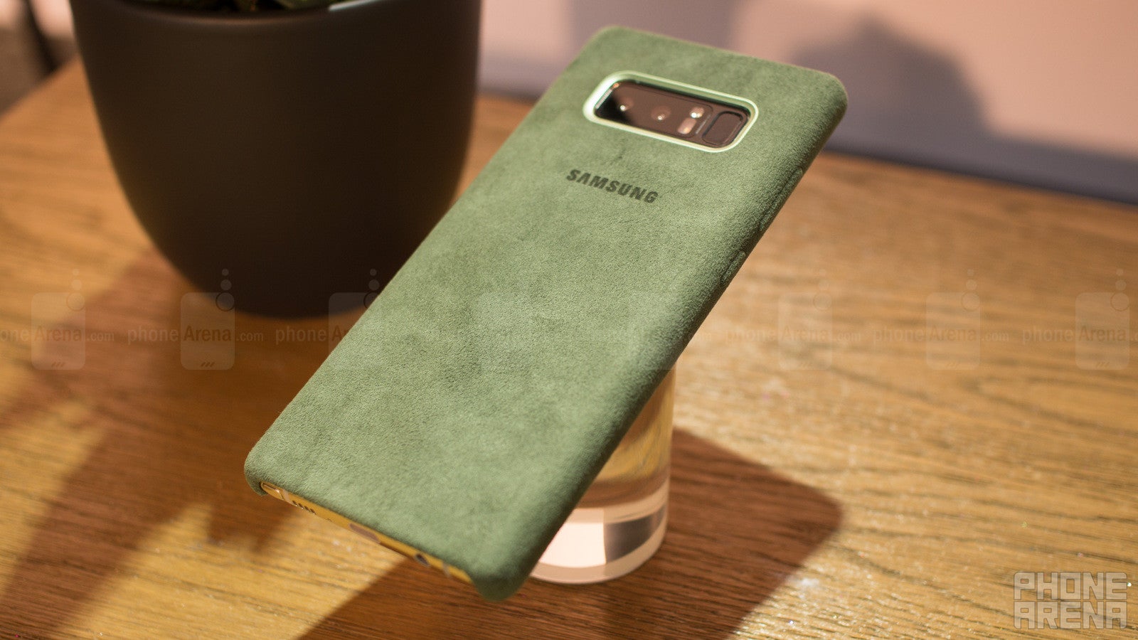 This is the official Galaxy Note 8 Alcantara case and it&#039;s... different