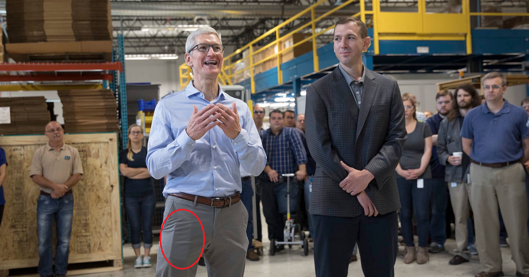Is that an Apple iPhone 8 in Tim Cook&#039;s right pants pocket? - Tim Cook photographed with the Apple iPhone 8 in his pocket?; iPhone 8, iPhone 7s components leak