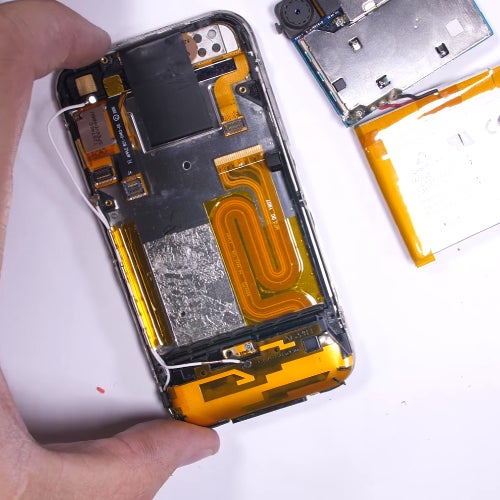 When Apple used Phillips screws: watch the original iPhone 2G get torn down in this video