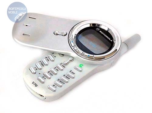 PhoneArena&#039;s Retro-Rewind: Motorola v70