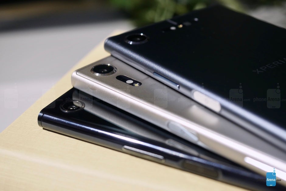The XZ1 is the blue one. - Xperia XZ1 vs XZs vs XZ Premium: Sony flagship comparison