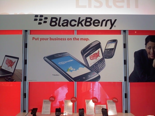 Verizon&#039;s BlackBerry Bold 9650 makes a surprise appearance in a store banner