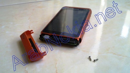 The battery can be removed after you unfasten two screws - The Nokia N8 with a 32GB version, battery hard to remove?
