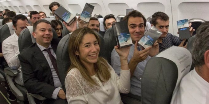 200 lucky passengers aboard a plane in Spain got a free Samsung Galaxy Note 8