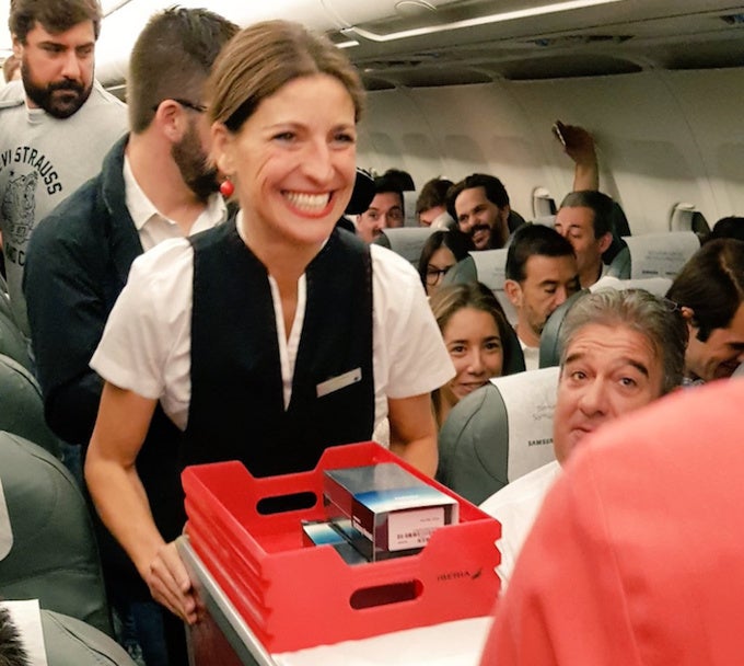 200 lucky passengers aboard a plane in Spain got a free Samsung Galaxy Note 8