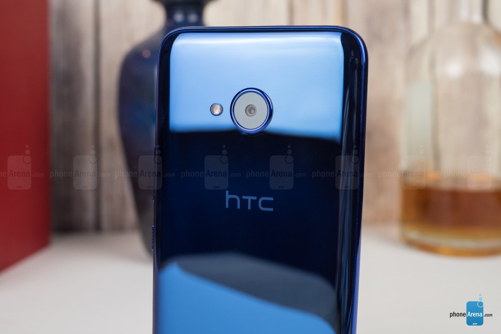 HTC U11 vs HTC U11 life: what's different, what's similar?