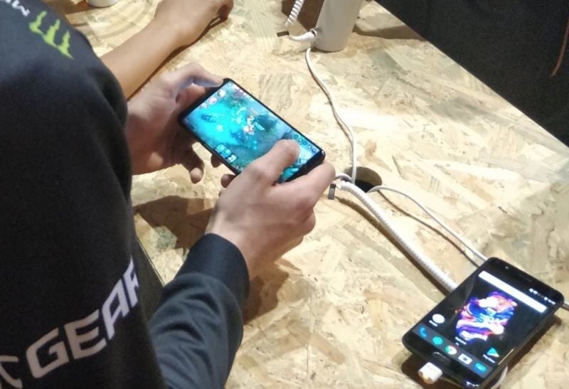 This appears to be the OnePlus 5T. Note the OnePlus 5 to the right - OnePlus 5T appears in photograph snapped in Paris?
