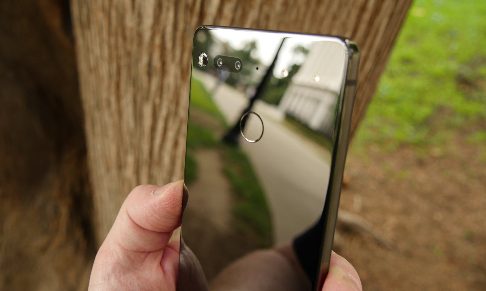 New Essential Phone update enables fingerprint sensor functionality, adds November security patch