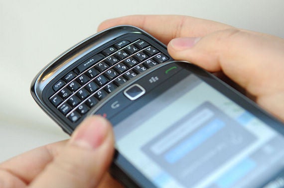 Latest set of photos capture the BlackBerry Bold 9800 Slider in high detail