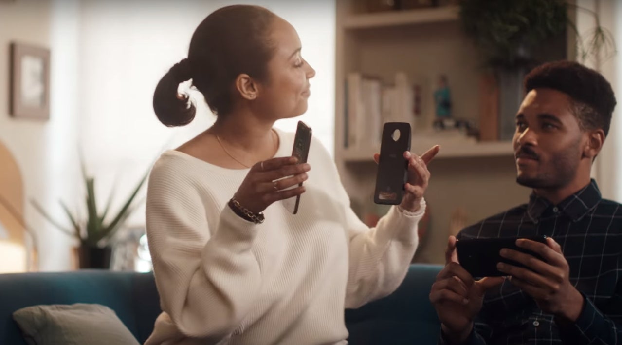 Motorola to Samsung: We love your new Galaxy ad, but here's a better ending to it