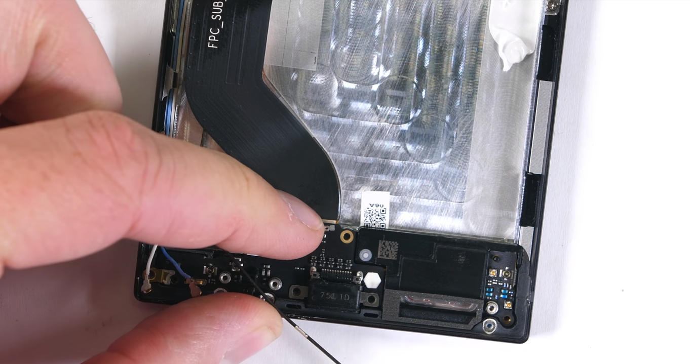 Razer Phone gets torn down on video: Tons of screws, but relatively easy to fix