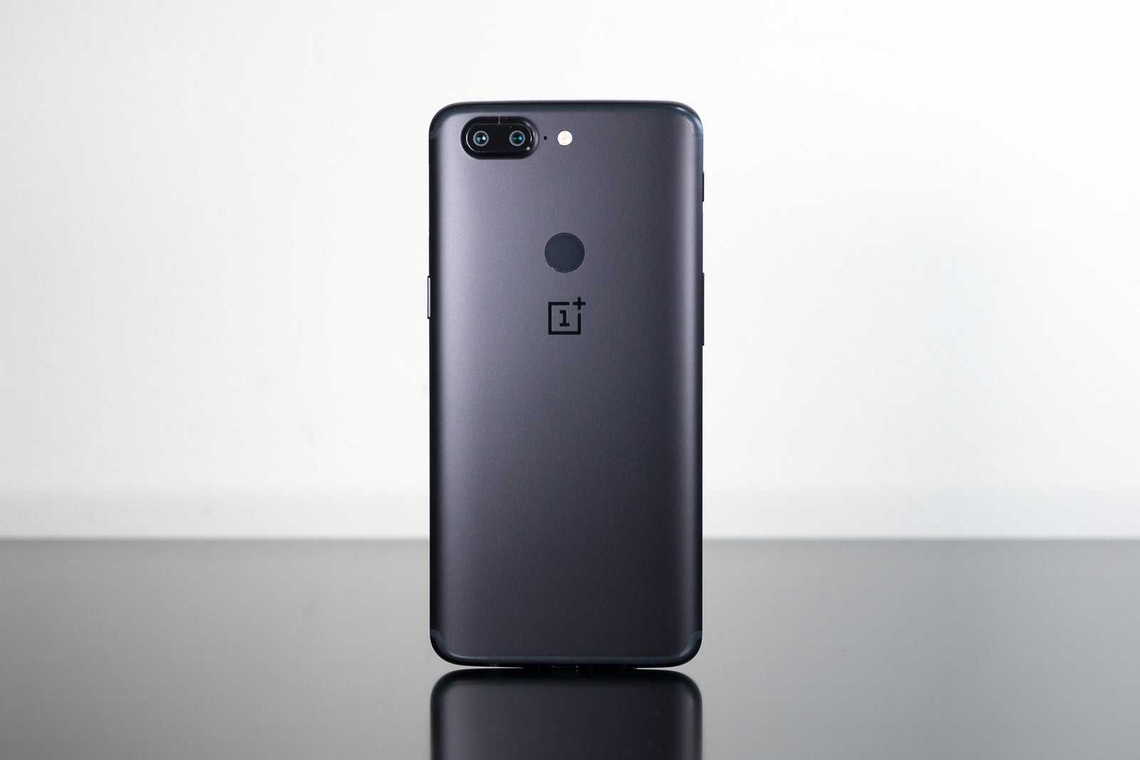 OnePlus 5T gets new update with improvements to photo quality, camera app, face unlock, and more