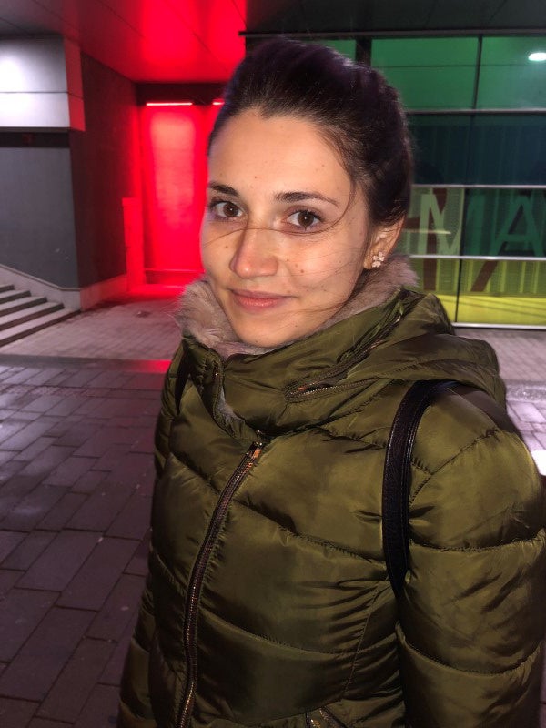 iPhone's slow sync flash preserves the background nicely - Apple iPhone X vs Google Pixel 2 XL: camera comparison