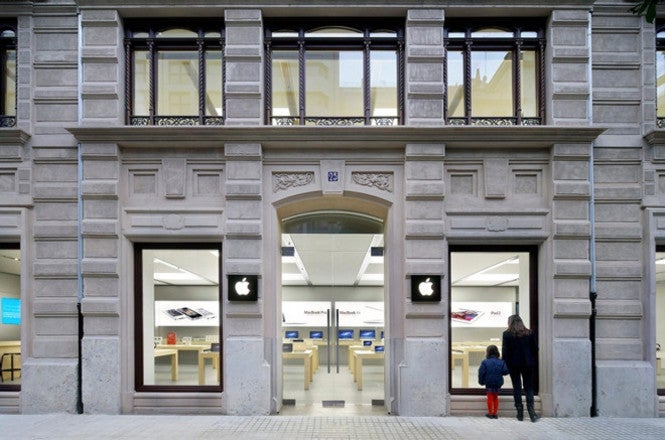 The Apple Store in Valencia Spain where an iPhone battery exploded on Wednesday - Apple iPhone batteries catch on fire yesterday and today at two different Apple Stores