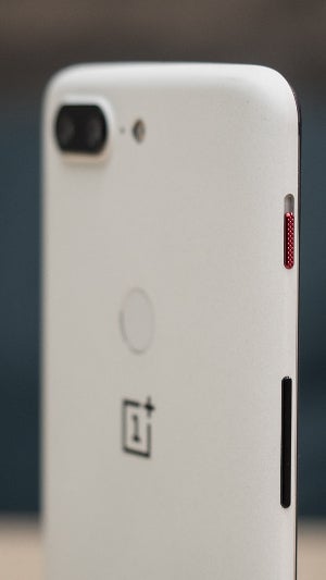 The red alert slider - OnePlus 5T Sandstone White: hands-on