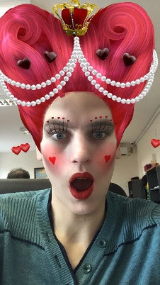 The new Messenger filters, also usable in video chat - Facebook Messenger releases new filters and chat features to celebrate Valentine's Day