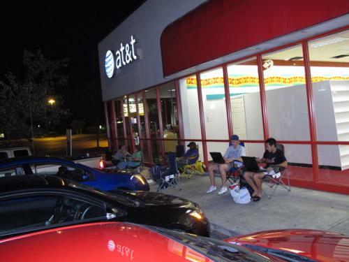 Line in Loganville, Georgia on Monday night - UPDATED:AT&amp;T offers the iPhone 4 once again, via retail stores or online, in black or white