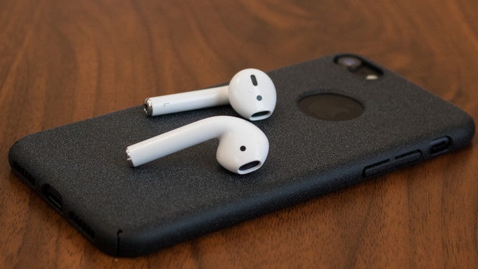 Apple's headphones, the AirPods, have been a market success - Apple working on a pair of over-ear headphones, analyst suggests