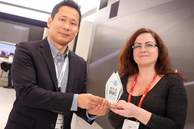 Samsung&#039;s&amp;nbsp;Namhoi Kim, Product Strategy, with&amp;nbsp;the Best of MWC 2018 PhoneArena award for the Galaxy S9 and S9+ - Best and worst tech of MWC 2018