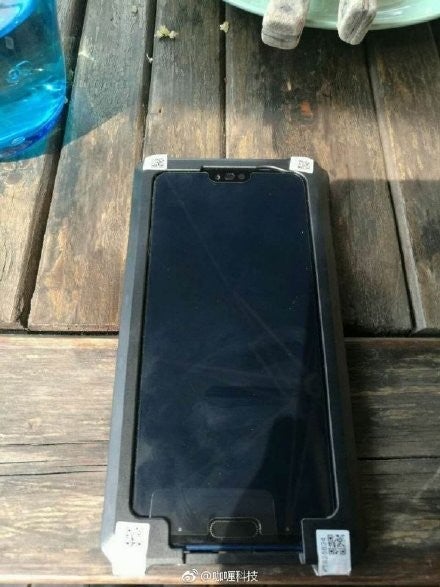 Alleged Honor 10 prototype - Honor 10 prototype smiles for the camera (yes, the notch is there)