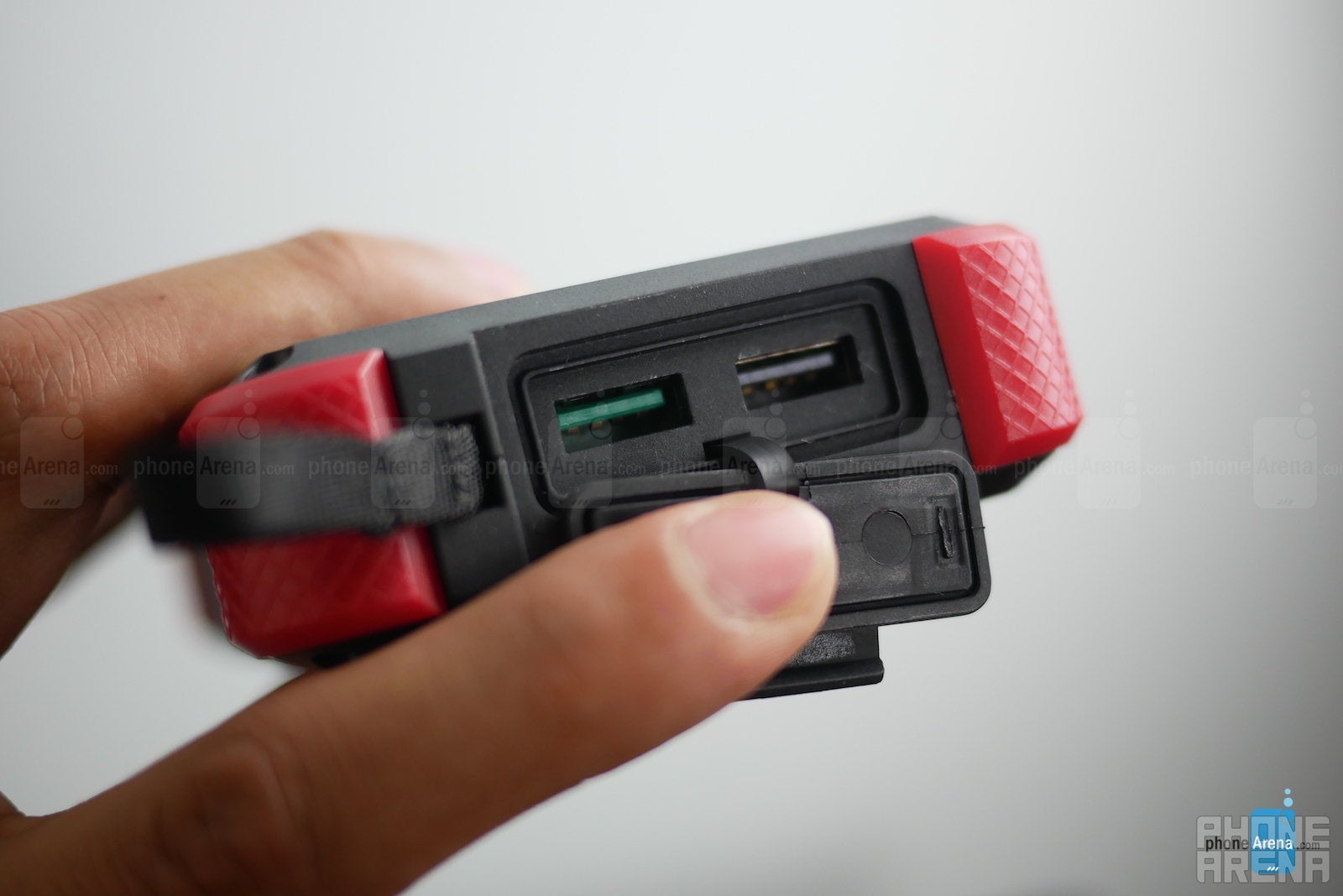 The most well-equipped powerbank? OUTXE Savage Rugged Charger hands-on