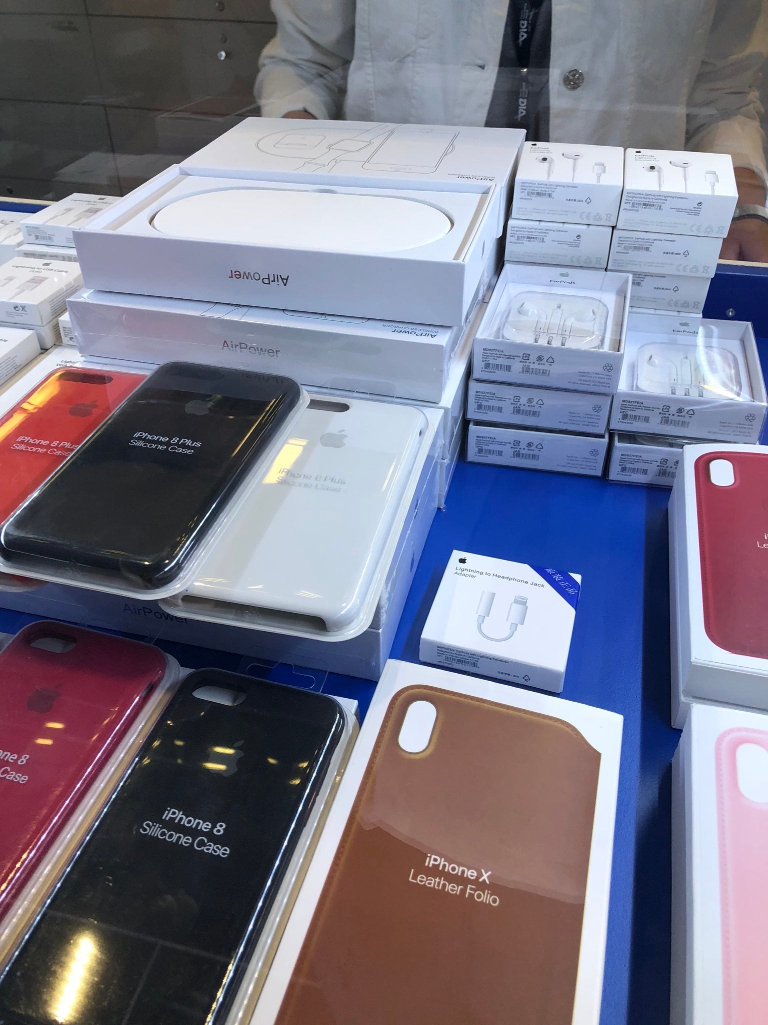 The AirPower Qi charging pad, like probably all of the Apple products seen here, is fake - Apple AirPower Qi pad seen in Vienna airport turns out to be a fake