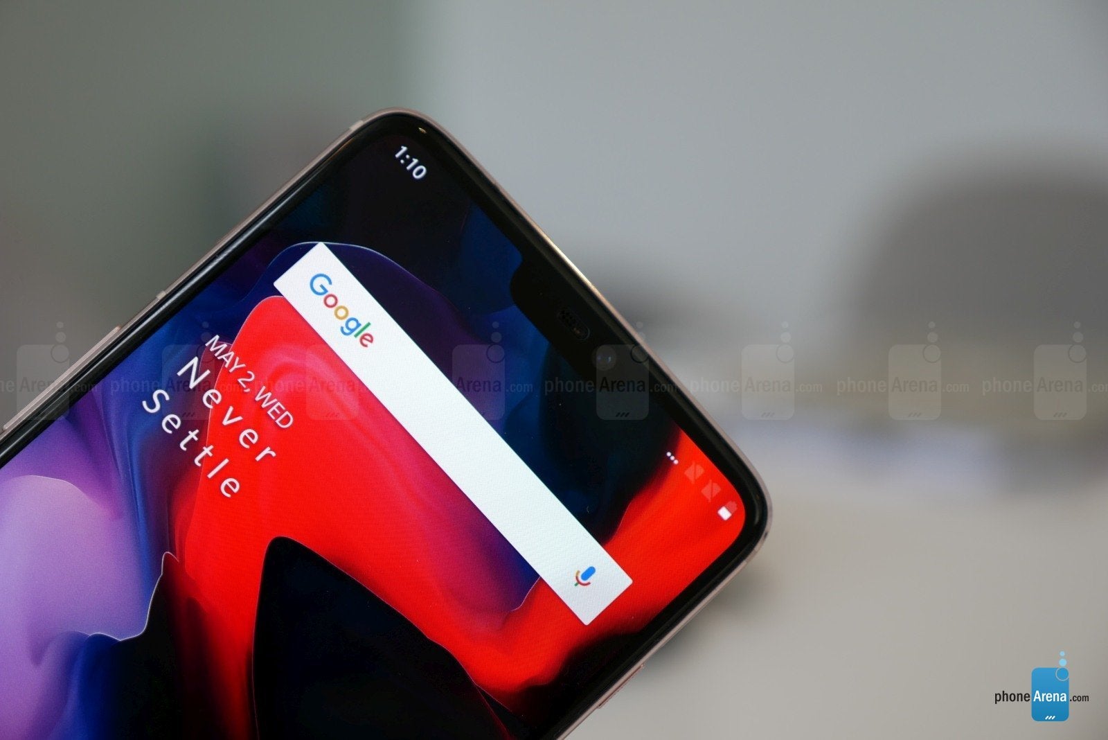 The AMOLED panel features elegantly rounded corners. - OnePlus 6 hands-on: the affordable flagship returns