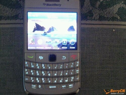 BlackBerry 9780 Bold &quot;Refresh&quot; appears in white