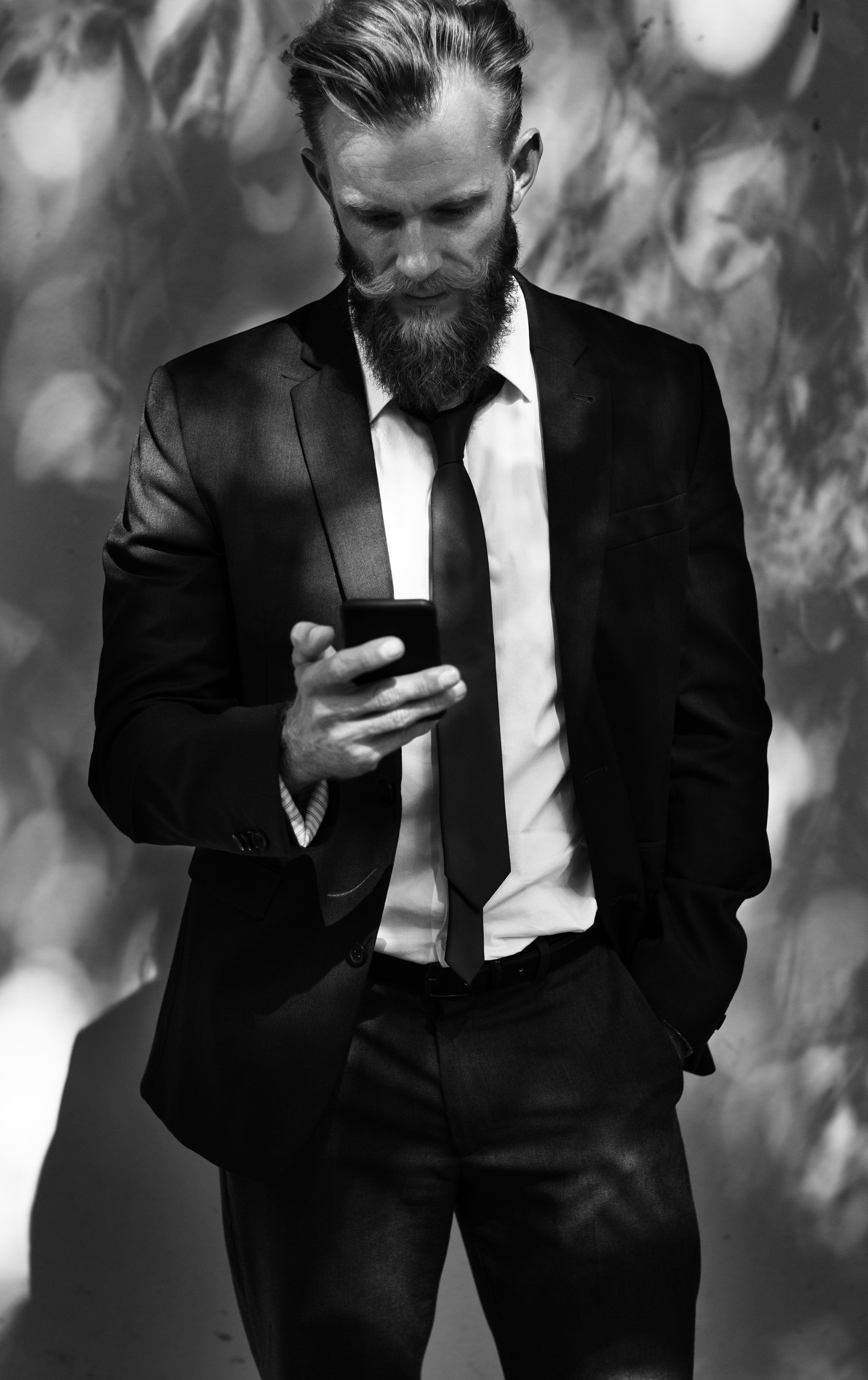 &quot;heh.. that dog totally thought the person disappeared&quot; - When should you resist the temptation of looking at your phone