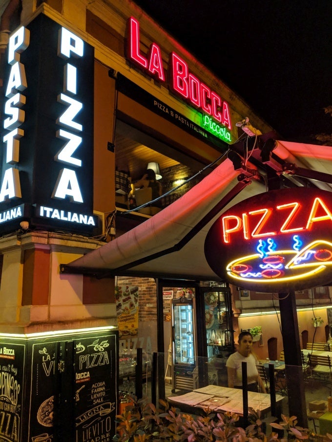 A - Pixel 2 XL - Google Pixel 2 XL crushes Galaxy Note 9 in night-time blind camera test