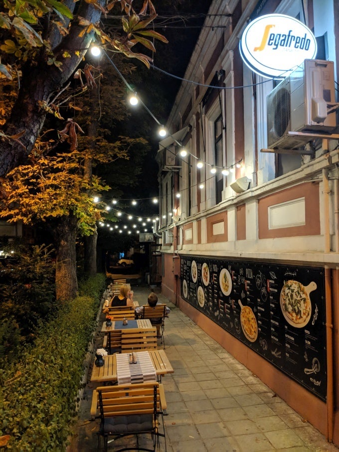 C - Pixel 2 XL - Google Pixel 2 XL crushes Galaxy Note 9 in night-time blind camera test