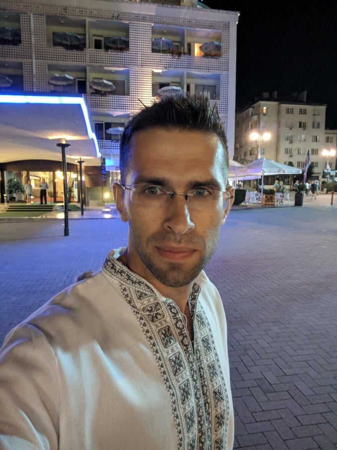 L - Pixel 2 XL - Google Pixel 2 XL crushes Galaxy Note 9 in night-time blind camera test