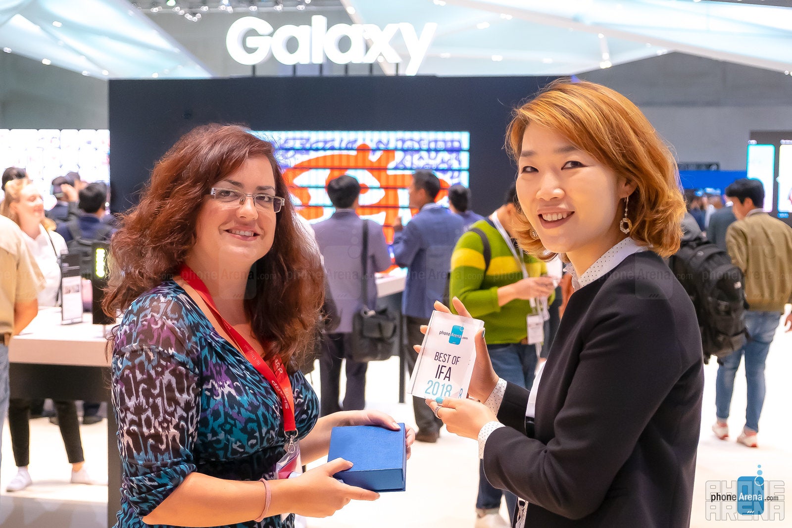 Sophia Kim, Global Communications, Public Relations, Mobile at Samsung Electronics, receives the 'Best of IFA 2018' award for the Galaxy Note 9 at Samsung's IFA 2018 booth - Best of IFA 2018: It's awards time at Messe Berlin!