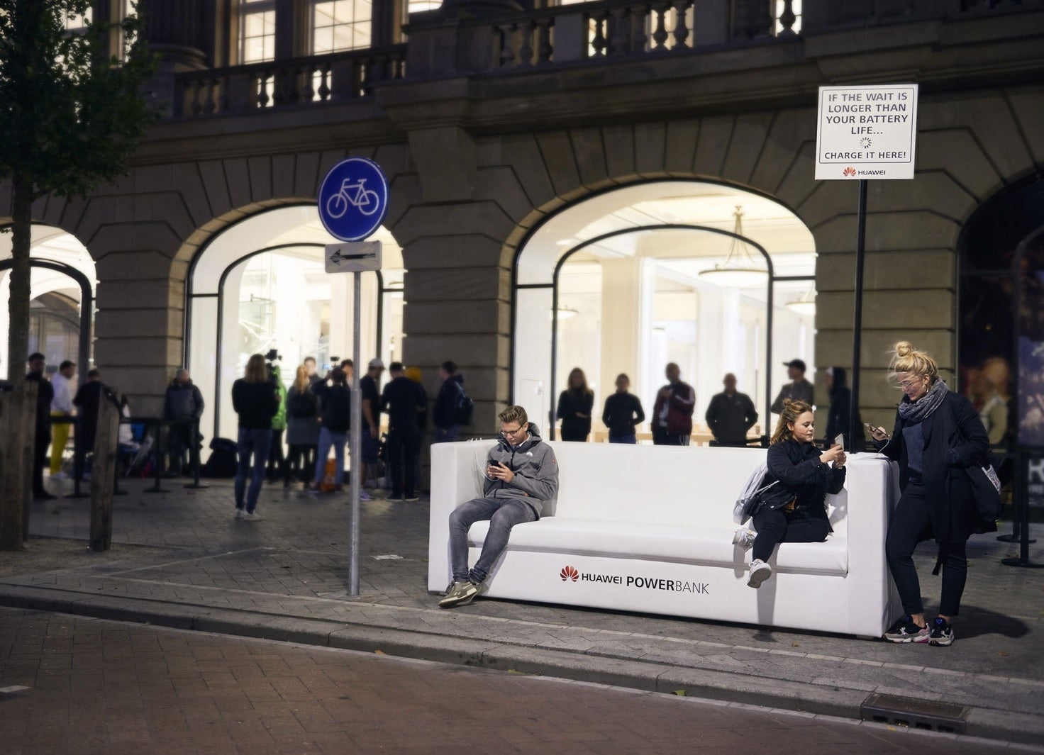 Update - Amsterdam as well, with an elegant couch in front of the Apple Store - Huawei trolls Apple Store queues for the iPhone XS with free power banks